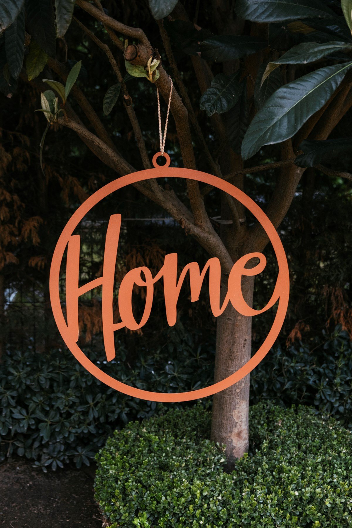 Terracotta Home Yazılı Metal Asmalı Bahçe ve Duvar Süsü - Rustik Dekoratif Metal Kapı Süsü